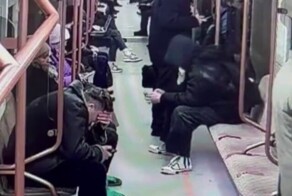 Парень вырвал смартфон из&nbsp;рук&nbsp;пассажирки метро