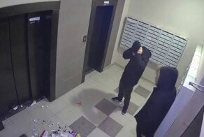 Возмутительное поведение мужчины в подъезде жилого дома