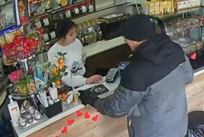 Мужчина украл чаевые в кафе