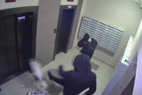 В Тюмени неизвестные разгромили подъезд