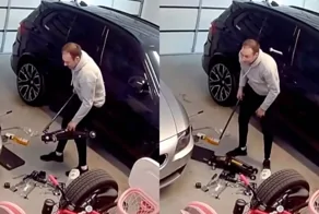 Неудача в гараже: домкрат отлетел мужчине в голову и срикошетил в авто