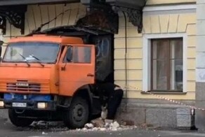 Грузовик обрушил арку и часть фасада Дома Голицына