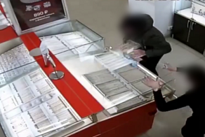 Мужчина похитил из ювелирного магазина украшения на миллион рублей