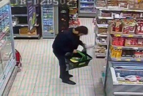 Вор-сладкоежка украл шоколадки из магазина