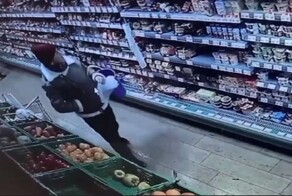 Женщина вёдрами выносила продукты из магазинов