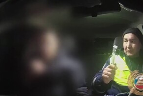 Пьяный парень капризничает в патрульной машине