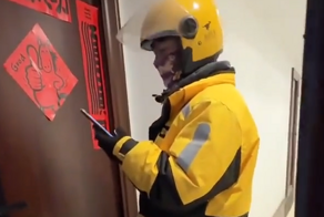 Мужчина подшутил над курьером