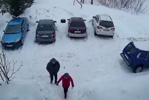 Ледяные глыбы с крыши упали рядом с семейной парой