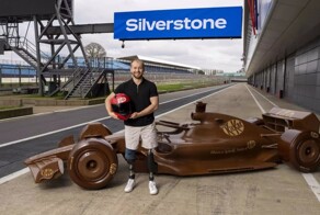 KitKat сделала болид Формулы-1 из шоколада в натуральную величину