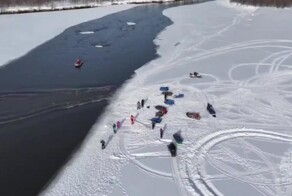 Рыбаки устроили опасные покатушки на снегоходах по воде