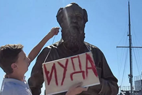 Во Владивостоке памятник Солженицыну перенесут подальше от центра города
