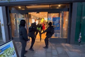 Мигранты избивают охранников  ради коробок с пирожными