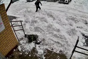 Жительница Чувашии рассмеялась после того, как на неё упал снег с крыши