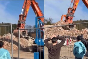 Экскаваторщик вернул детям мяч