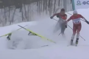 Собака сбила с ног двух лыжниц во время гонки на чемпионате России