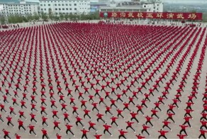 Сотни учеников кунг-фу тренируются одновременно в Китае