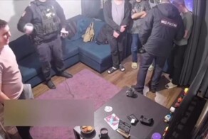 В Петербурге полицейский устроил игры в VR-очках во время задержания