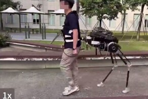 Китайцы представили пристегивающийся экзоскелет