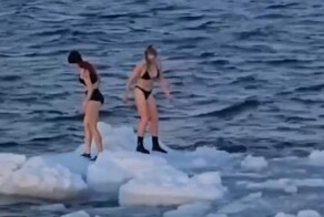 Две девушки в купальниках устроили тренировку среди льдин в море