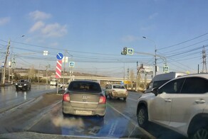 Он виноват, что она в него чуть не врезалась