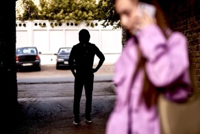 В Волгограде мужчина преследует девушку после отказа в отношениях