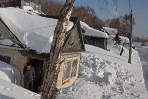 Мужчину едва не накрыло снежной массой, рухнувшей с крыши