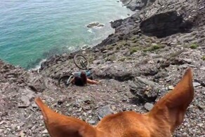 Падение велосипедистки, снятое с необычного ракурса