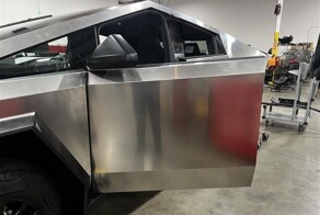 Владелица Cybertruck после аварии подала в суд на Tesla и назвала Маска «безответственным торгашом»