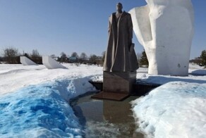 Семья устроила гендер-пати возле памятника маршалу Жукову и заработала уголовное дело