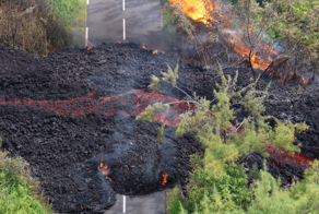 Вулканический блокпост: один из самых активных вулканов мира парализовал жизнь на французском острове