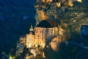 Французская вертикаль: как деревня на скале стала пристанищем для святых и героев