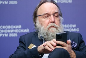 Философ Дугин предложил отключать интернет весной и летом для «настоящей человеческой жизни»