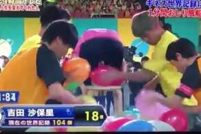 В Китае набирает популярность необычное шоу с лопанием шаров