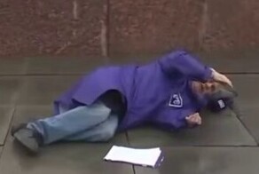 Петербургский телеведущий упал с самоката в прямом эфире