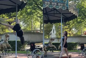 Девушка использовала карусель не по назначению