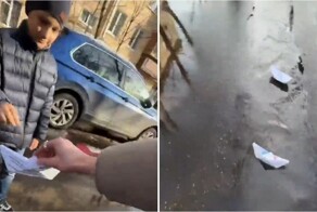 Москвич показал мальчику, как сделать бумажный кораблик