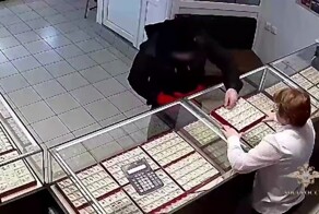 Семейный подряд: парень под руководством отчима обчистил ювелирный магазин в Башкирии