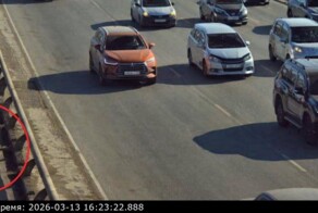 Во Владивостоке водителя оштрафовали за разговаривающего по телефону пешехода