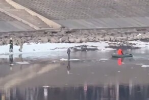 В Твери сотрудники МЧС спасли девочку с отколовшейся льдины