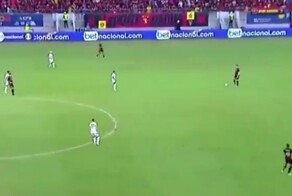 Футбольная команда повела в счете, ни разу не коснувшись мяча