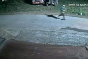 Носорог погнался за мужчиной в Непале