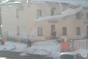 Снежная глыба упала на  мужчину в Уфе