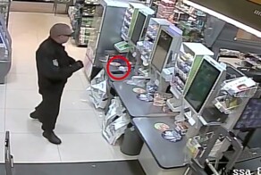 Охранник вернул покупателю забытый телефон