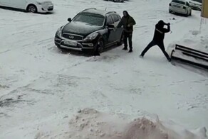 В Кемерове мужчину избили гвоздодером возле машины