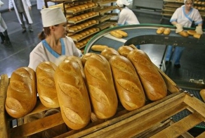 Штраф за хамское отношение к хлебу (2 фото)