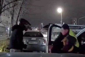 Гаишник догнал мотоциклиста-нарушителя, но забыл поставить машину на ручник