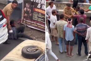 В Индии мужчина бросался камнями в автомобили — задержание переросло в жёсткий инцидент