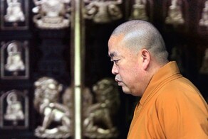 Обет безбрачия и полные карманы: за что на самом деле арестовали главного монаха Китая