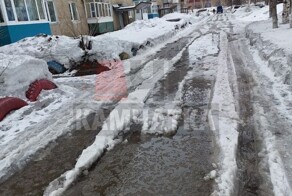 Сезон больших луж: столица Камчатки справляется с таянием огромных сугробов в жилых кварталах