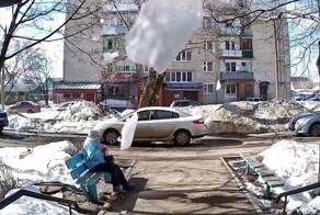 Снежные глыбы чуть не убили женщину, кормившую кошек